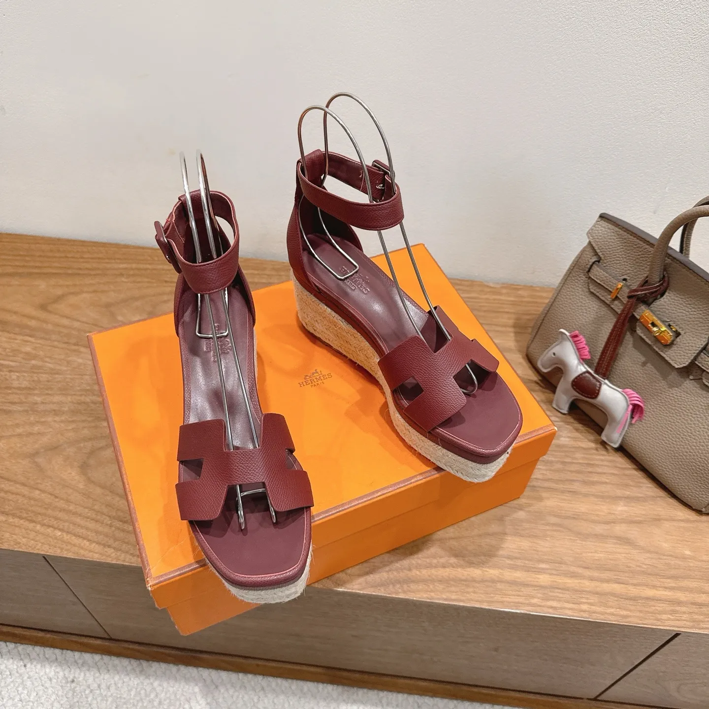 👟👟Ex-factory price 720👟👟 Hermes... a Eclair 2025 new color + popular series, the version is super positive, with a certain thickness, which makes the legs longer! Breathable, comfortable calfskin, spring and summer color matching, this item is both beautiful and comfortable! Channel supply code size: 35-39 can be ordered as 40.41 with airplane box ➕20